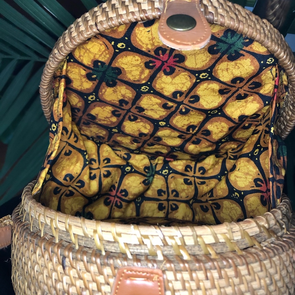 Medium sized round straw bag. Good condition! - Picture 3 of 3